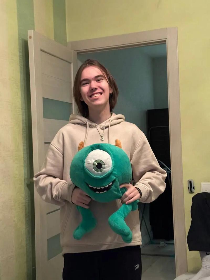 Anyone's Legend 发布了全队的新年祝福视频：在新年的前夕迎接新年，愿金蛇为您带来更多祝福！